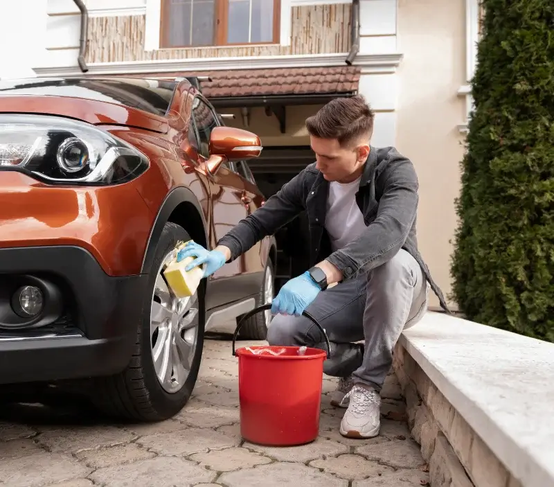 Lavage auto à domicile Le Mas-d'Artige : professionnel intervenant sur un véhicule